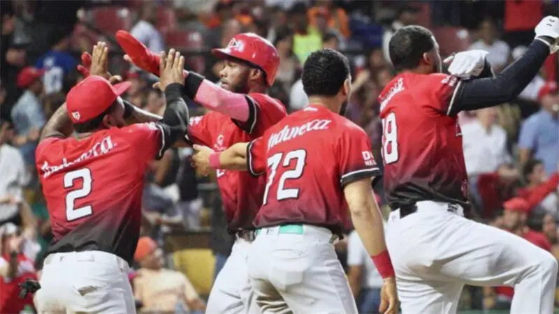 Rally de seis carreras despega al Escogido en primero con triunfo sobre Toros