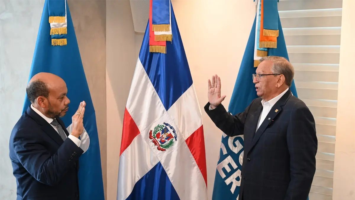 Aguilera juramenta a Luis Valdez Veras como nuevo vicepresidente ejecutivo de Seguros Reservas