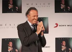 Dos exempleadas denuncian agresiones sexuales de Julio Iglesias ocurridas en Rep&uacute;blica Dominicana y otros pa&iacute;ses