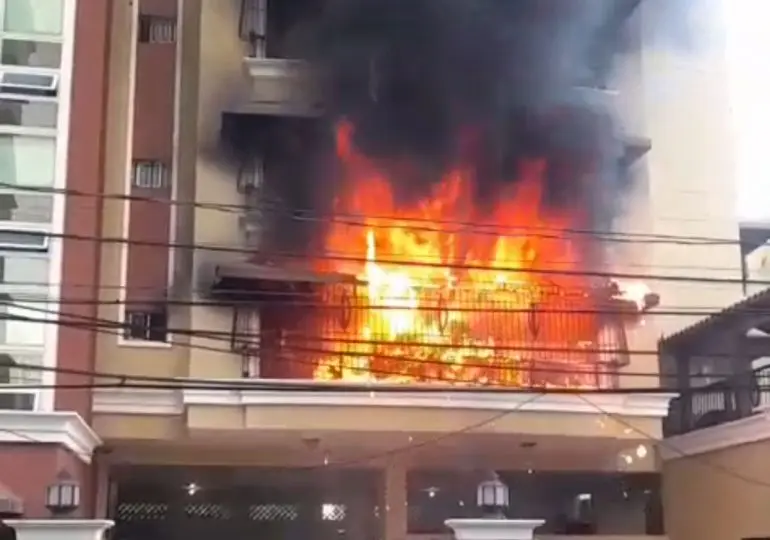Incendio por arbolito de Navidad expone riesgos el&eacute;ctricos en hogares y edificios