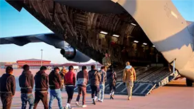 EE.UU. tuvo m&aacute;s salidas que llegadas de migrantes en 2025, seg&uacute;n un informe