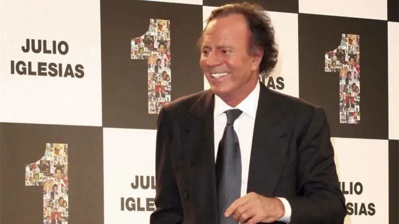 Un bi&oacute;grafo de Julio Iglesias revisar&aacute; su libro tras las acusaciones de agresi&oacute;n sexual