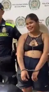 Joven detenida sorprende al posar y sonreír durante su arresto Joven detenida sorprende al posar y sonreír durante su arresto