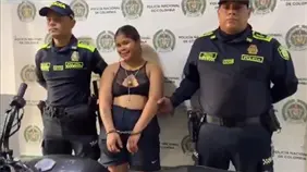 Joven detenida sorprende al posar y sonre&iacute;r durante su arresto