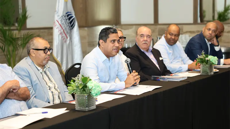 Ministro Kelvin Cruz presenta programa de eventos deportivos 2026 ante l&iacute;deres de la prensa especializada