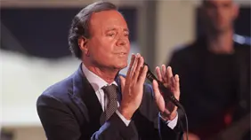 Julio Iglesias dice a Hola que todo se va a aclarar y su entorno cercano niega los hechos