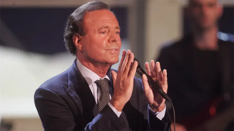 Julio Iglesias dice a Hola que todo se va a aclarar y su entorno cercano niega los hechos