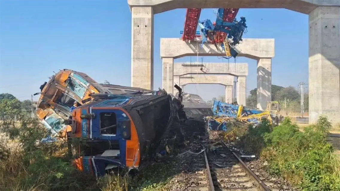 Al menos 22 muertos y 55 heridos tras ca&iacute;da de gr&uacute;a sobre tren en Tailandia