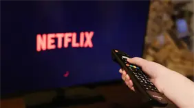 Netflix baraja una oferta de compra en efectivo de Warner Bros., seg&uacute;n medios