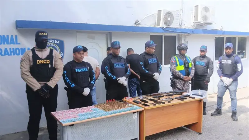 Autoridades incautan armas y arrestan a tres personas en operativos en Barahona