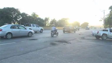 Falta de puente obliga a cruzar autopista 6 de Noviembre Falta de puente obliga a cruzar autopista 6 de Noviembre