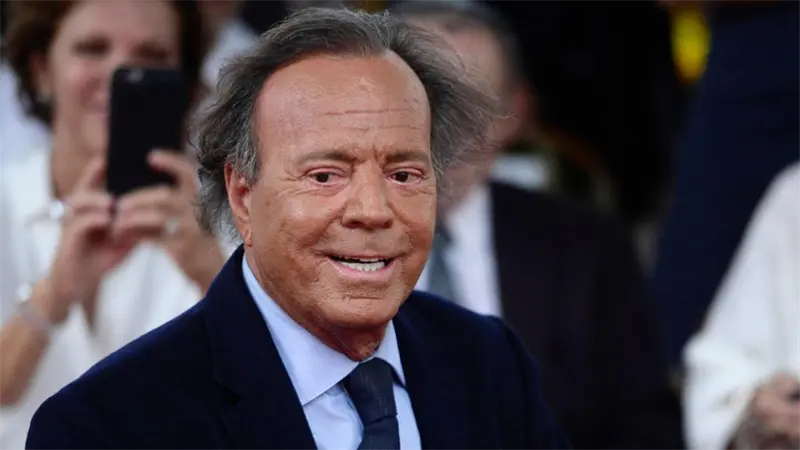Julio Iglesias contrata a un abogado para hacer frente a las acusaciones contra &eacute;l