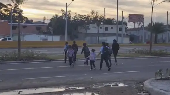 Padres y docentes piden puente peatonal en la avenida Ecol&oacute;gica por seguridad de los ni&ntilde;os