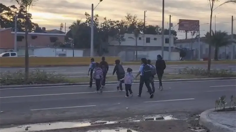 Padres y docentes piden puente peatonal en la avenida Ecol&oacute;gica por seguridad de los ni&ntilde;os