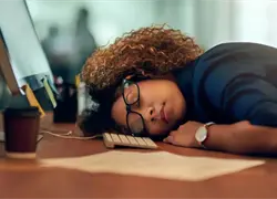 &iquest;Por qu&eacute; sentimos sue&ntilde;o despu&eacute;s de comer? Causas y consejos para evitarlo