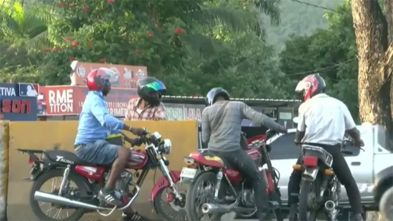 Familiares dan sepultura a joven fallecido en incidente con agentes policiales; investigan a seis polic&iacute;as