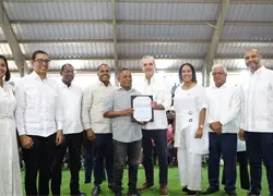 Abinader entrega 517 t&iacute;tulos de propiedad en Neiba para familias beneficiadas