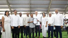 Abinader entrega 517 t&iacute;tulos de propiedad en Neiba para familias beneficiadas