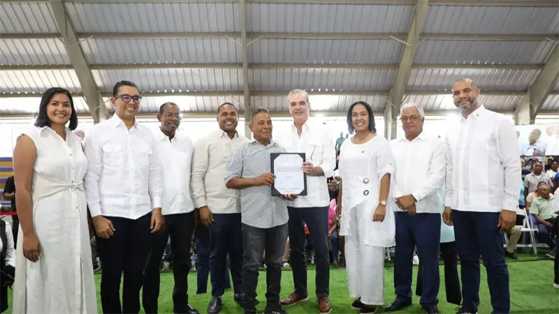 Abinader entrega 517 t&iacute;tulos de propiedad en Neiba para familias beneficiadas