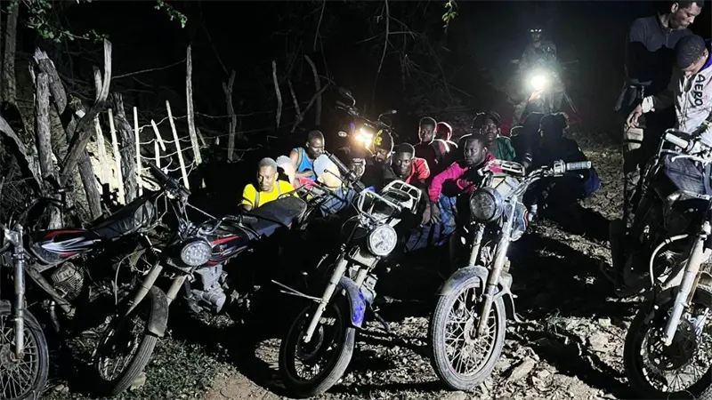 Interceptan dominicanos que transportaban a 15 haitianos indocumentados en Dajab&oacute;n
