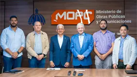 Senador Ricardo de los Santos y el ministro Estrella supervisan plan de asfaltado en S&aacute;nchez Ram&iacute;rez