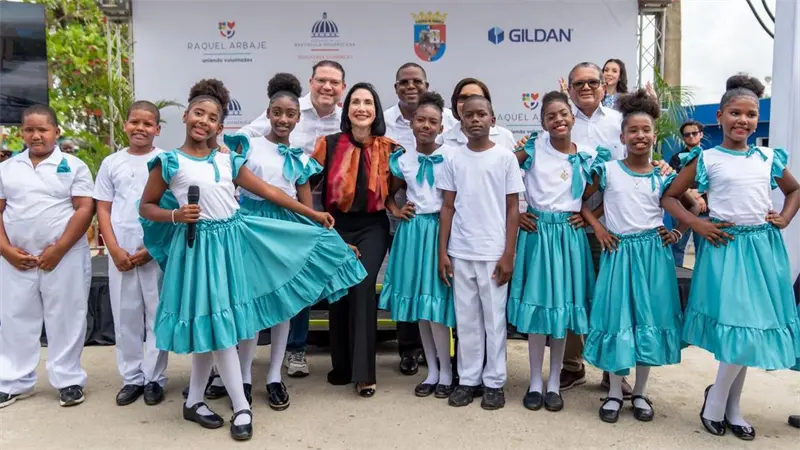 Primera dama, MICM y Gildan impulsan inversi&oacute;n social en municipio de Guerra
