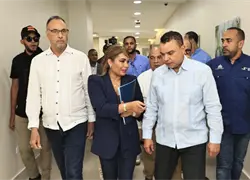 Landr&oacute;n supervisa Hospital &Aacute;ngel Mar&iacute;a Gat&oacute;n y anuncia apertura de segunda fase