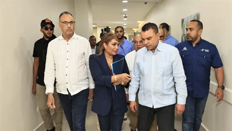 Landr&oacute;n supervisa Hospital &Aacute;ngel Mar&iacute;a Gat&oacute;n y anuncia apertura de segunda fase