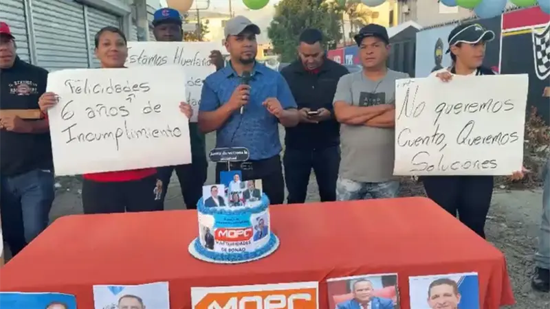 Con bizcocho protestan en Bonao por seis a&ntilde;os de promesas incumplidas