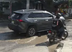 Calle asfaltada varias veces; persiste el mismo hoyo