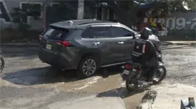 Calle asfaltada varias veces; persiste el mismo hoyo Calle asfaltada varias veces; persiste el mismo hoyo