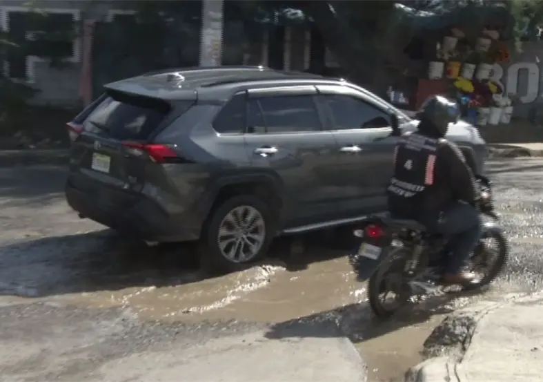 Calle asfaltada varias veces; persiste el mismo hoyo
