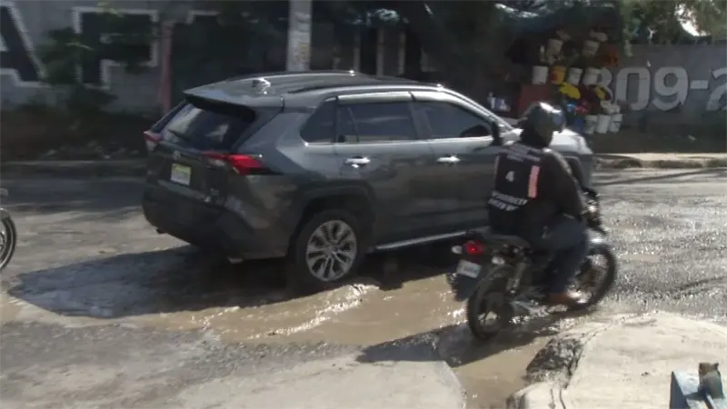 Calle asfaltada varias veces; persiste el mismo hoyo