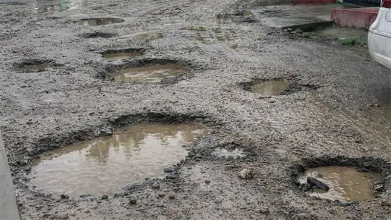 Entre polvo y lodo: comunitarios reclaman asfaltado urgente en El Quemado