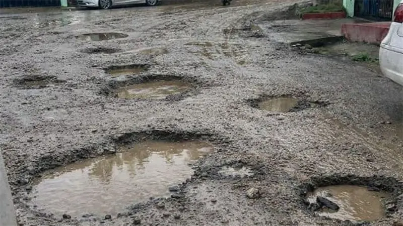 Entre polvo y lodo: comunitarios de comunidad El Quemado reclaman asfaltado urgente