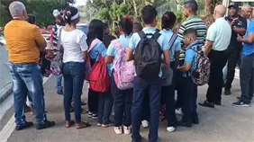 Estudiantes reciben clases en iglesia por falta de plantel educativo; padres y comunitarios protestan