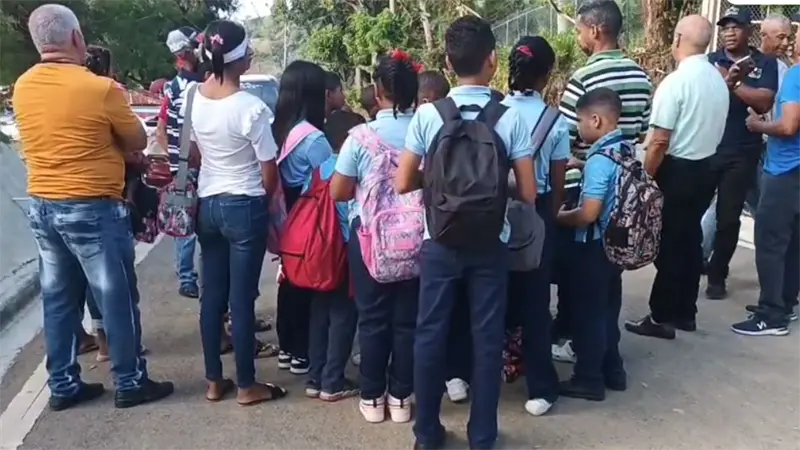 Estudiantes reciben clases en iglesia por falta de plantel educativo; padres y comunitarios protestan
