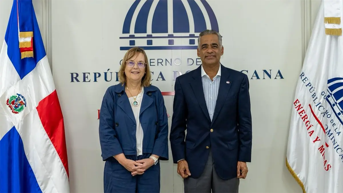 El ministro Joel Santos y la embajadora Rita Hämmerli-Weschke durante el intercambio protocolar.