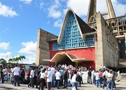 Feligreses acuden a la Bas&iacute;lica de Hig&uuml;ey por el D&iacute;a de Nuestra Se&ntilde;ora de la Altagracia