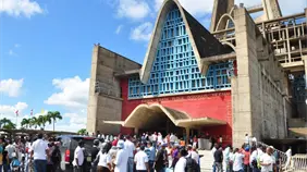 Feligreses acuden a la Bas&iacute;lica de Hig&uuml;ey por el D&iacute;a de Nuestra Se&ntilde;ora de la Altagracia