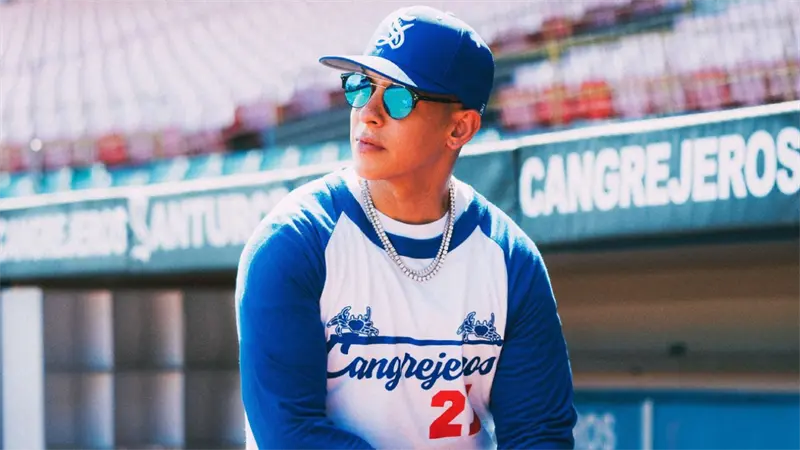 Daddy Yankee celebra victoria de su equipo de b&eacute;isbol los Cangrejeros en Puerto Rico