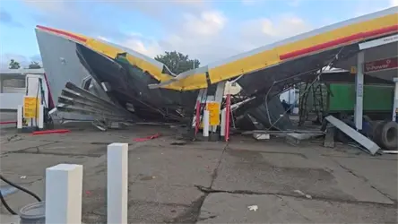 Conductor de patana impacta estaci&oacute;n de combustible en Santiago