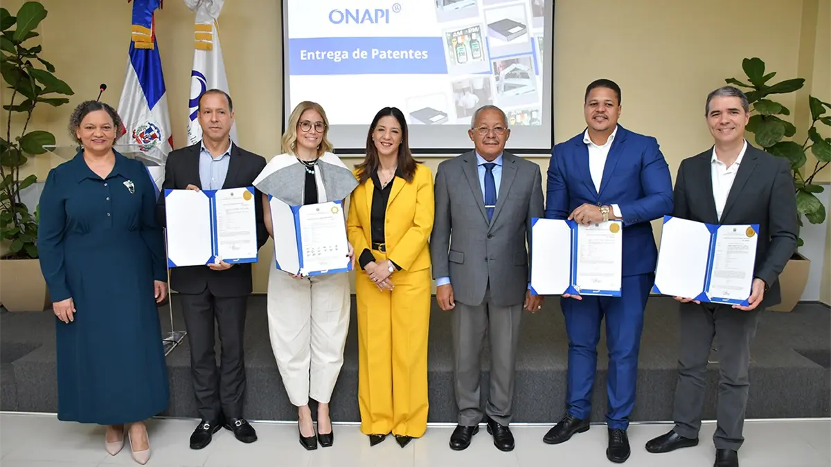 ONAPI otorga cuatro patentes a innovadores e inventor para contribuir al sector salud, textil e innovación