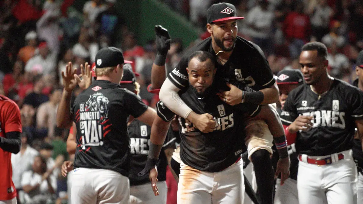 Con remontada en el octavo, Leones toman comando de la Serie Final