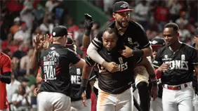 Con remontada en el octavo, Leones toman comando de la Serie Final