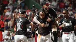 Con remontada en el octavo, Leones toman comando de la Serie Final