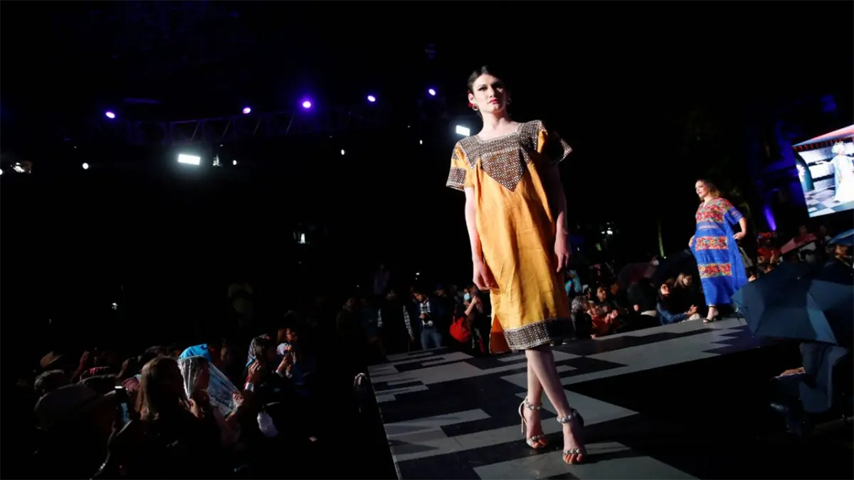 Vestidos de noche con bordados indígenas roban las miradas en una pasarela en México