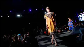 Vestidos de noche con bordados ind&iacute;genas roban las miradas en una pasarela en M&eacute;xico