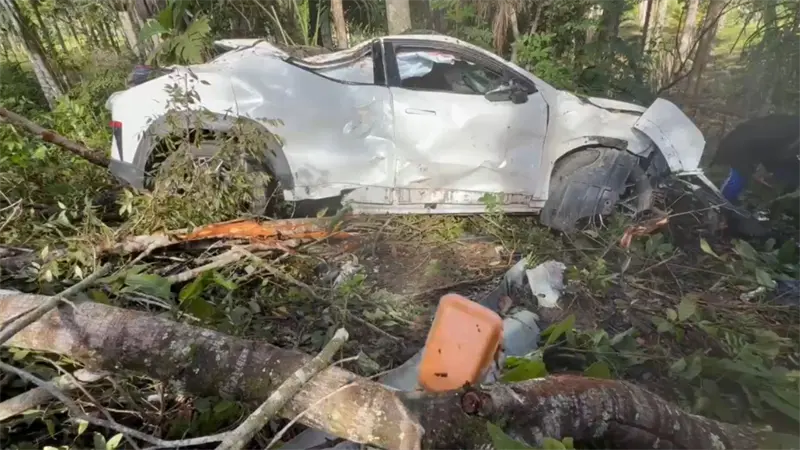 Abandonan Jeepeta tras accidente en la Autov&iacute;a del Nordeste