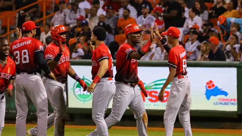 Navarro y Lake remolcan cinco para colocar 2-0 al Escogido en la final